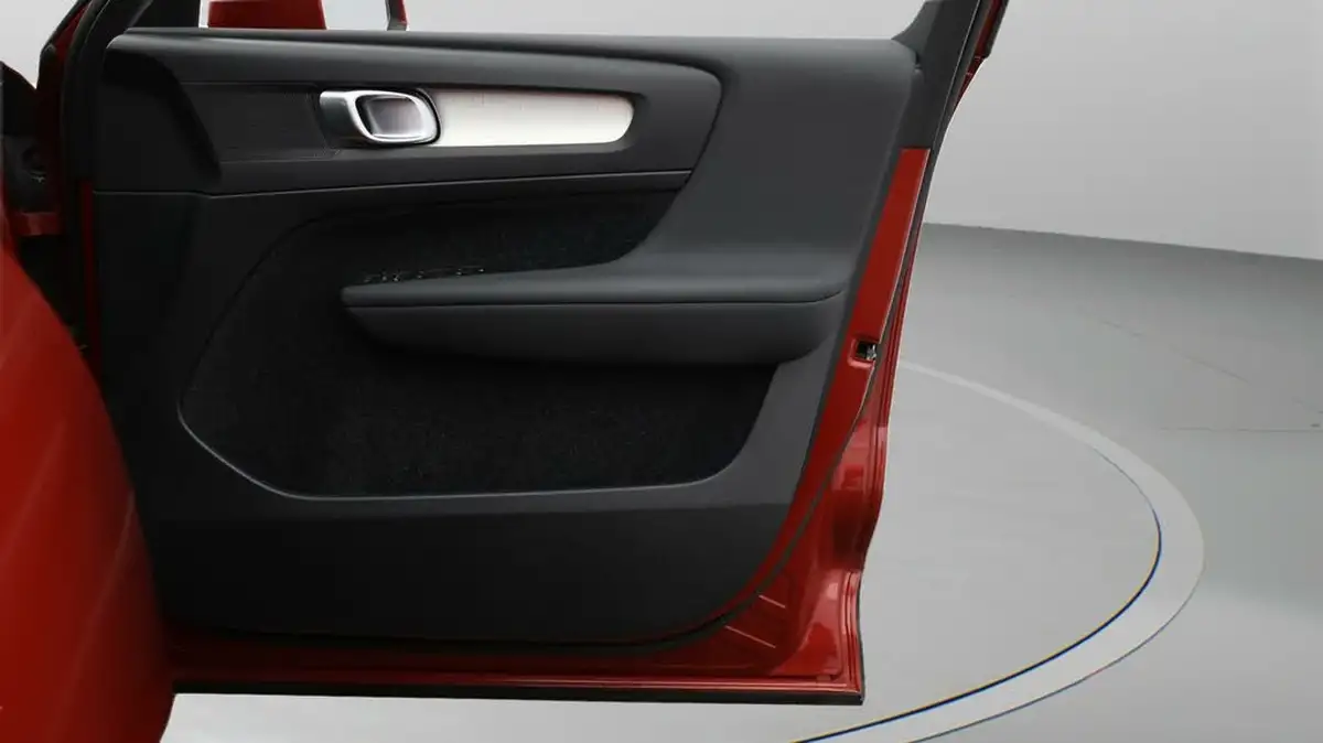 2020-volvo-xc40-20td-d3-momentum-geartronic-big-14