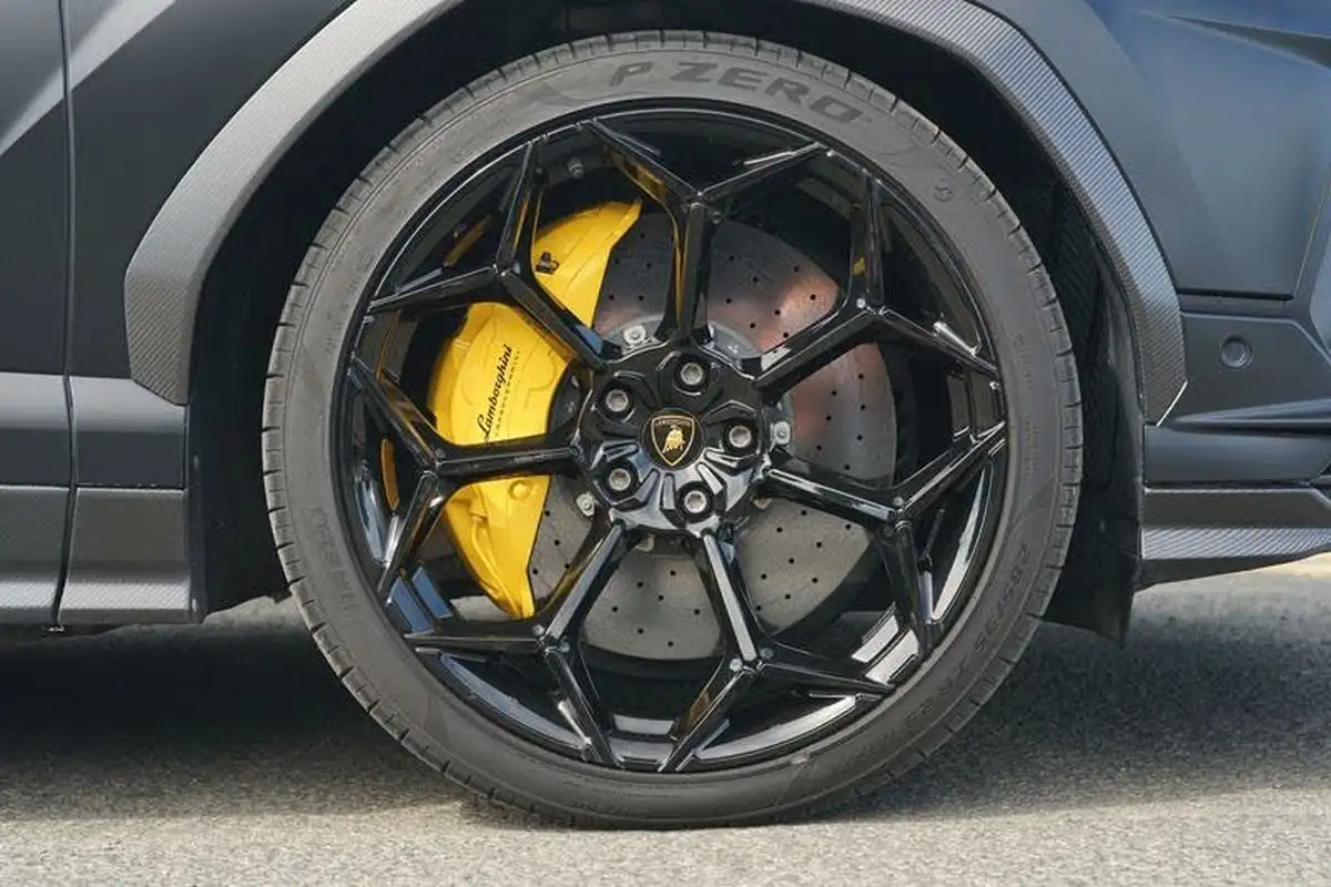 2023-lamborghini-urus-40-no-trim-big-8