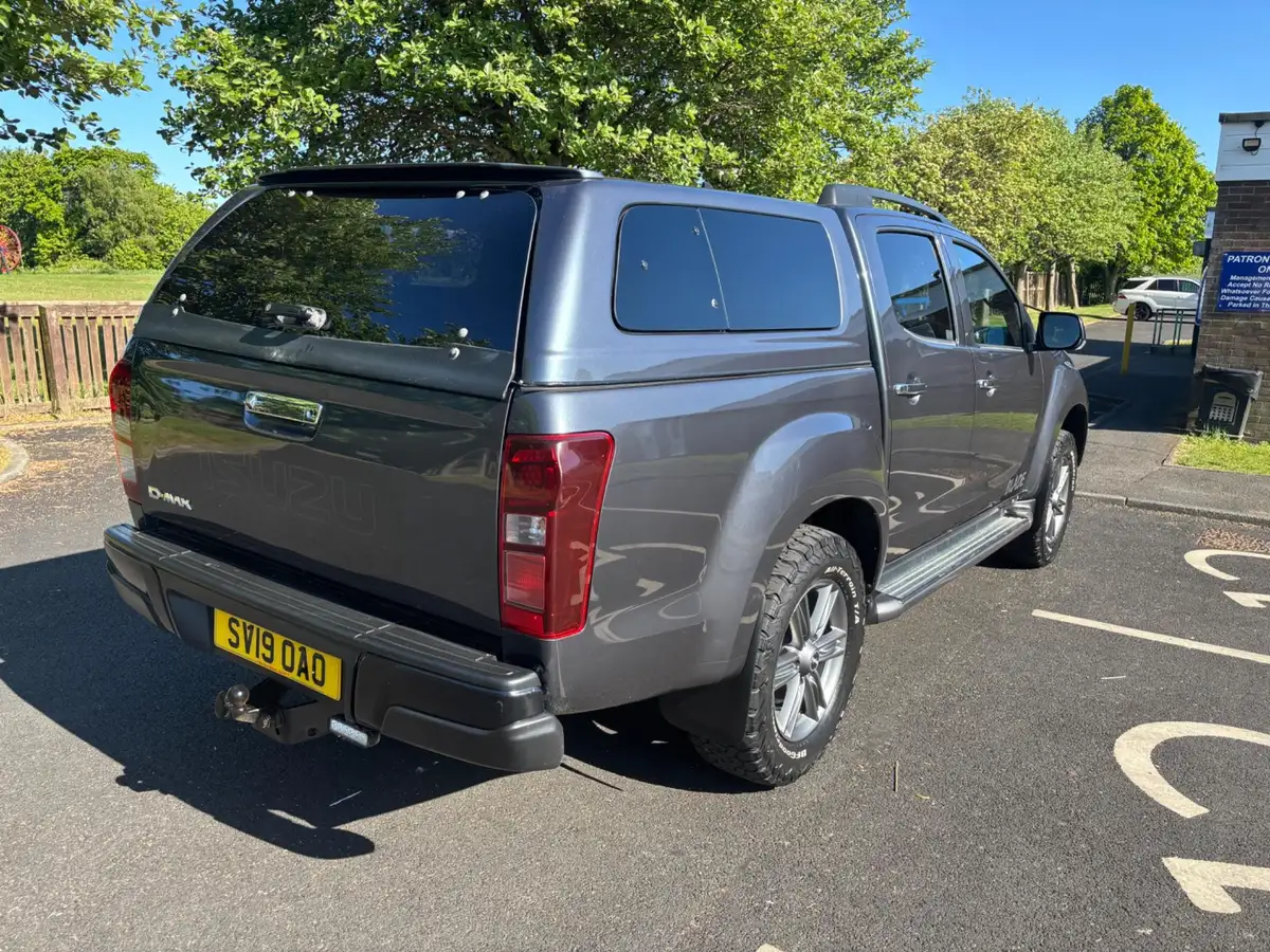 2019-isuzu-d-max-19td-blade-auto-big-6