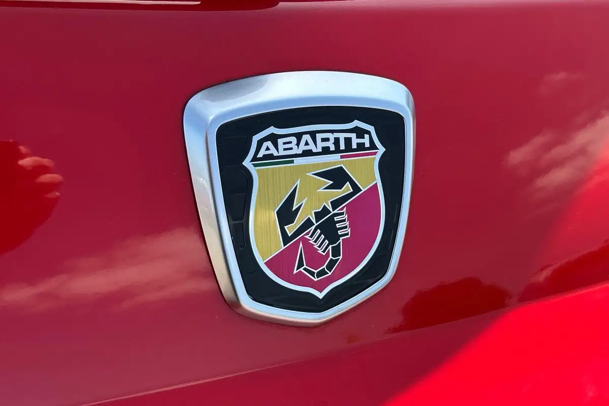 2021-abarth-595-14-tjet-big-25