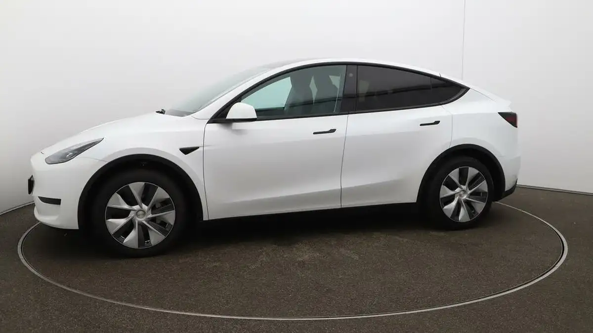 2023-tesla-model-y-e-rwd-big-64