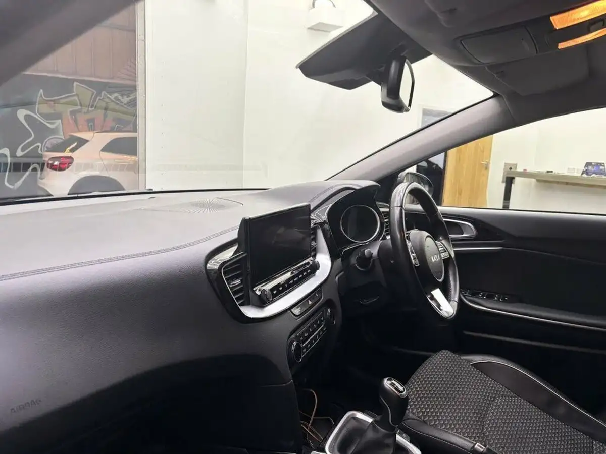 2022-kia-ceed-15-t-gdi-3-hatchback-big-16