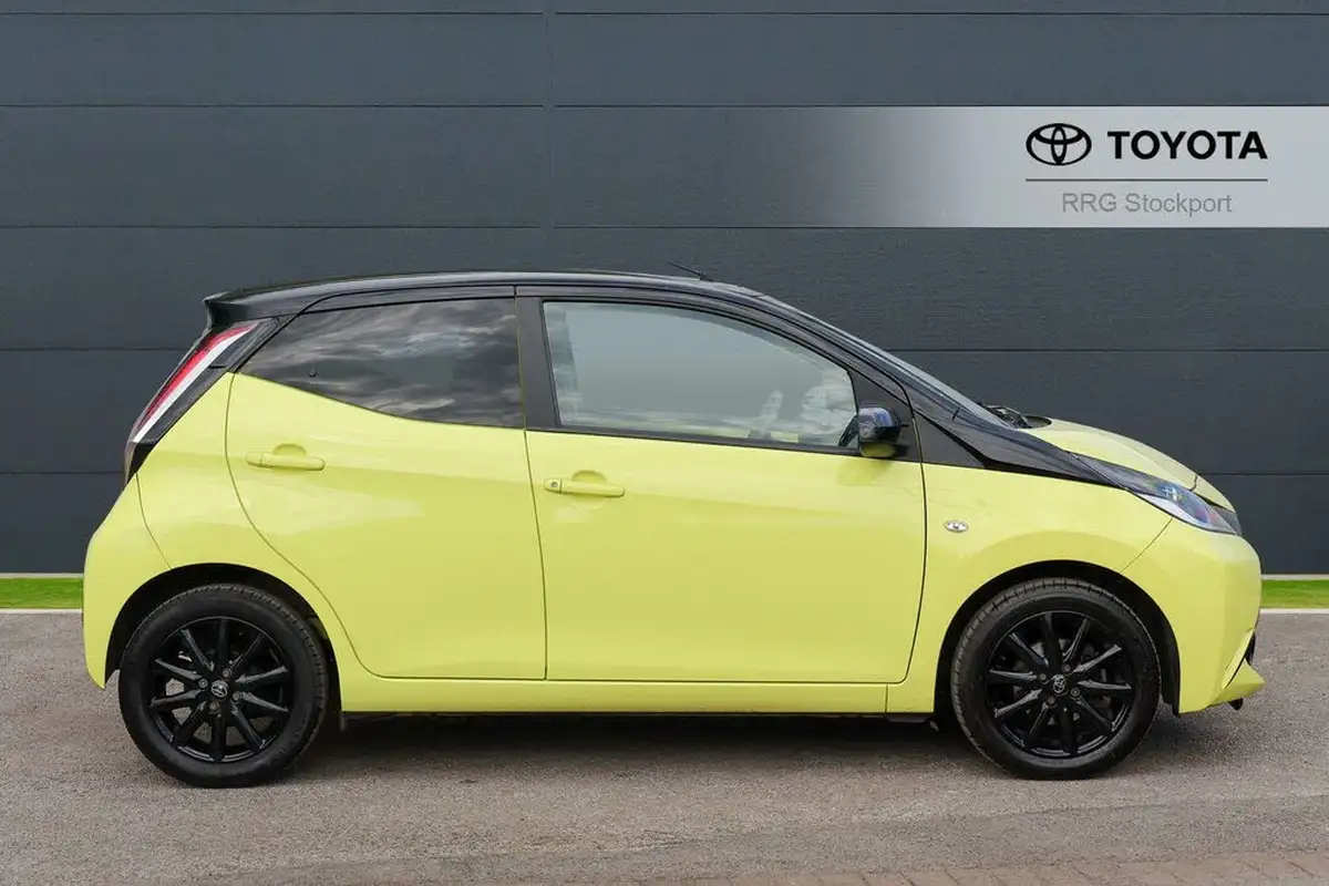 2016-toyota-aygo-10-vvt-i-x-cite-3-bi-tone-yellow-5d-big-15