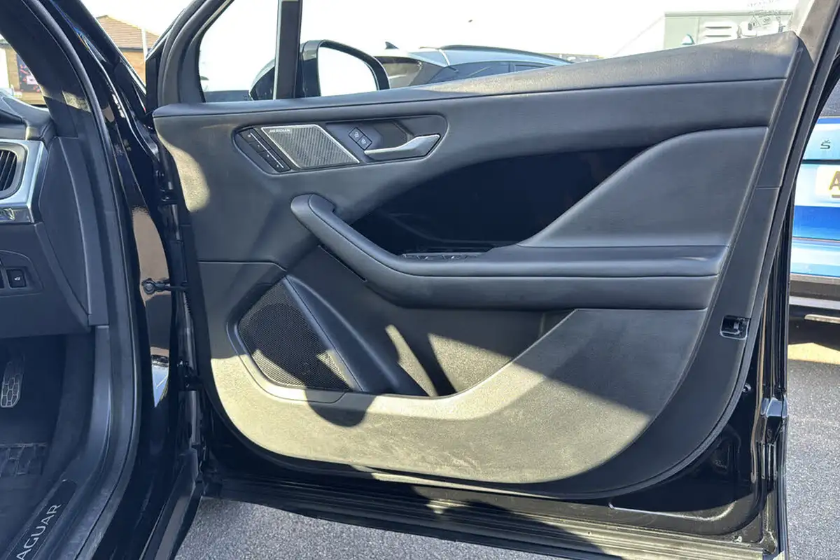 2021-jaguar-i-pace-ev400-black-big-23