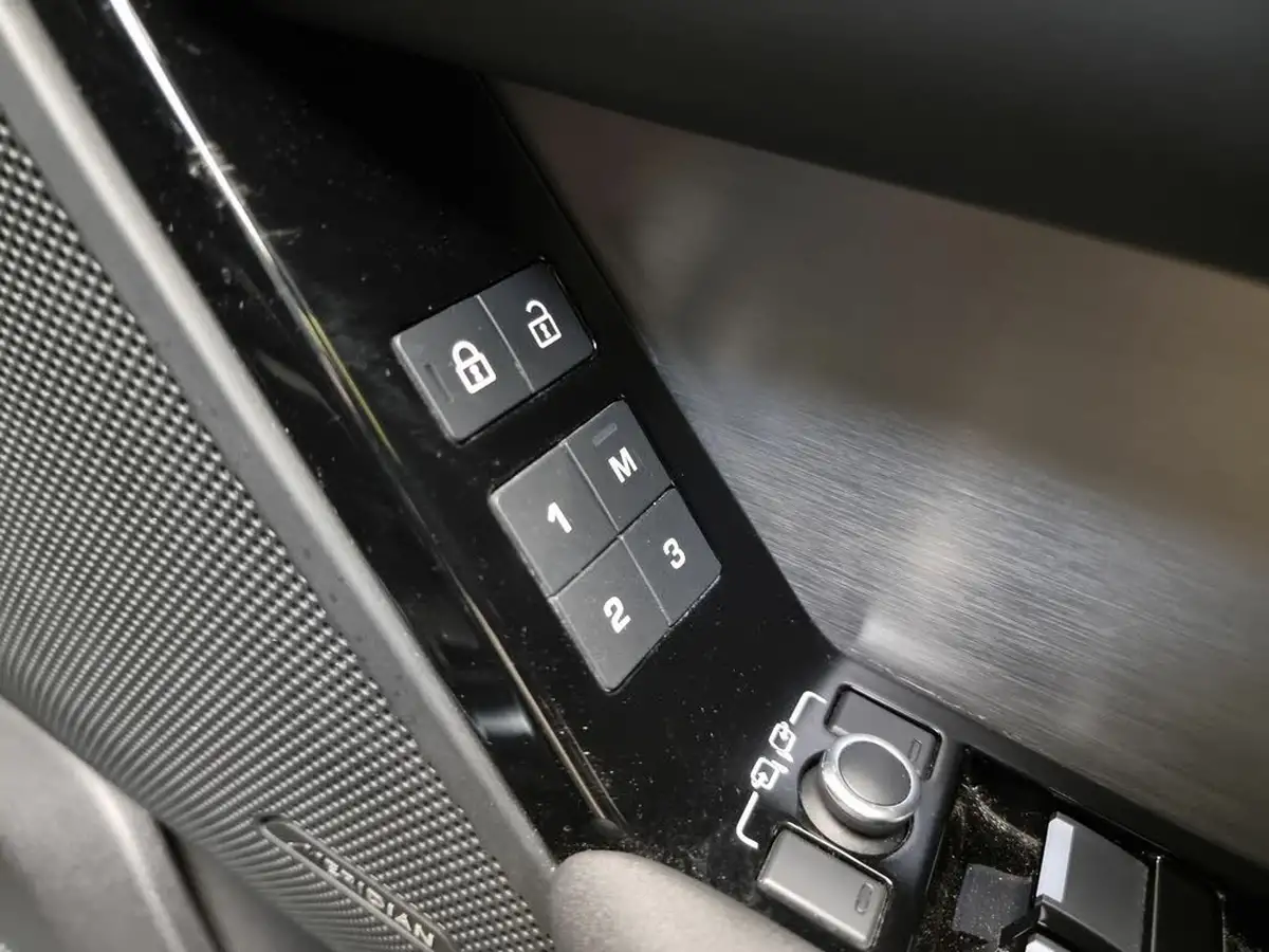 2022-land-rover-range-rover-velar-20-p400e-r-dynamic-s-big-31