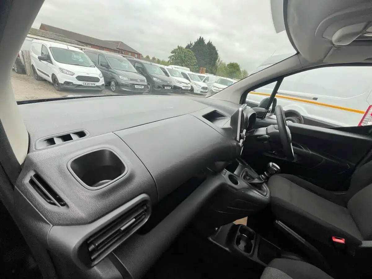 2022-toyota-proace-city-15d-active-big-19