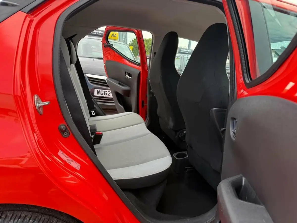 2014-toyota-aygo-10-vvt-i-x-cite-5d-big-30
