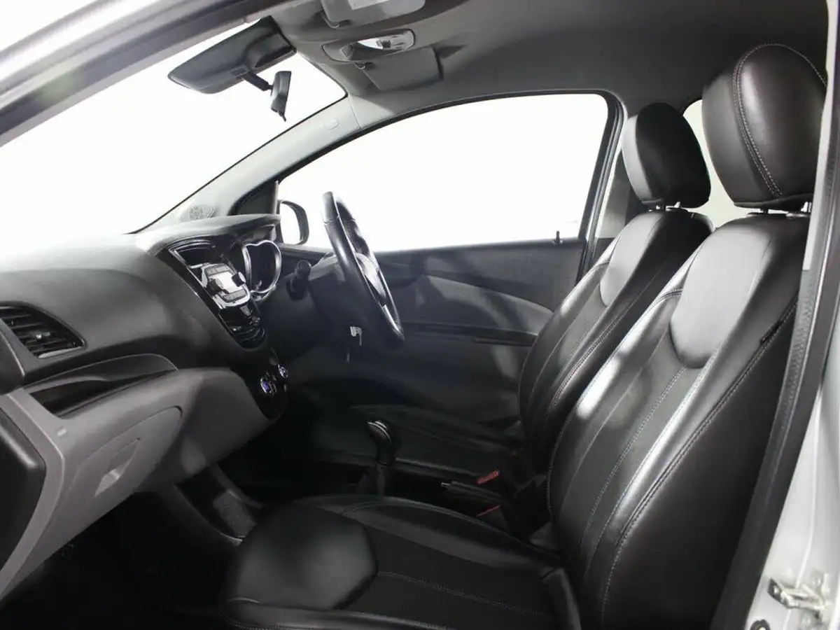 2015-vauxhall-viva-10-sl-big-10