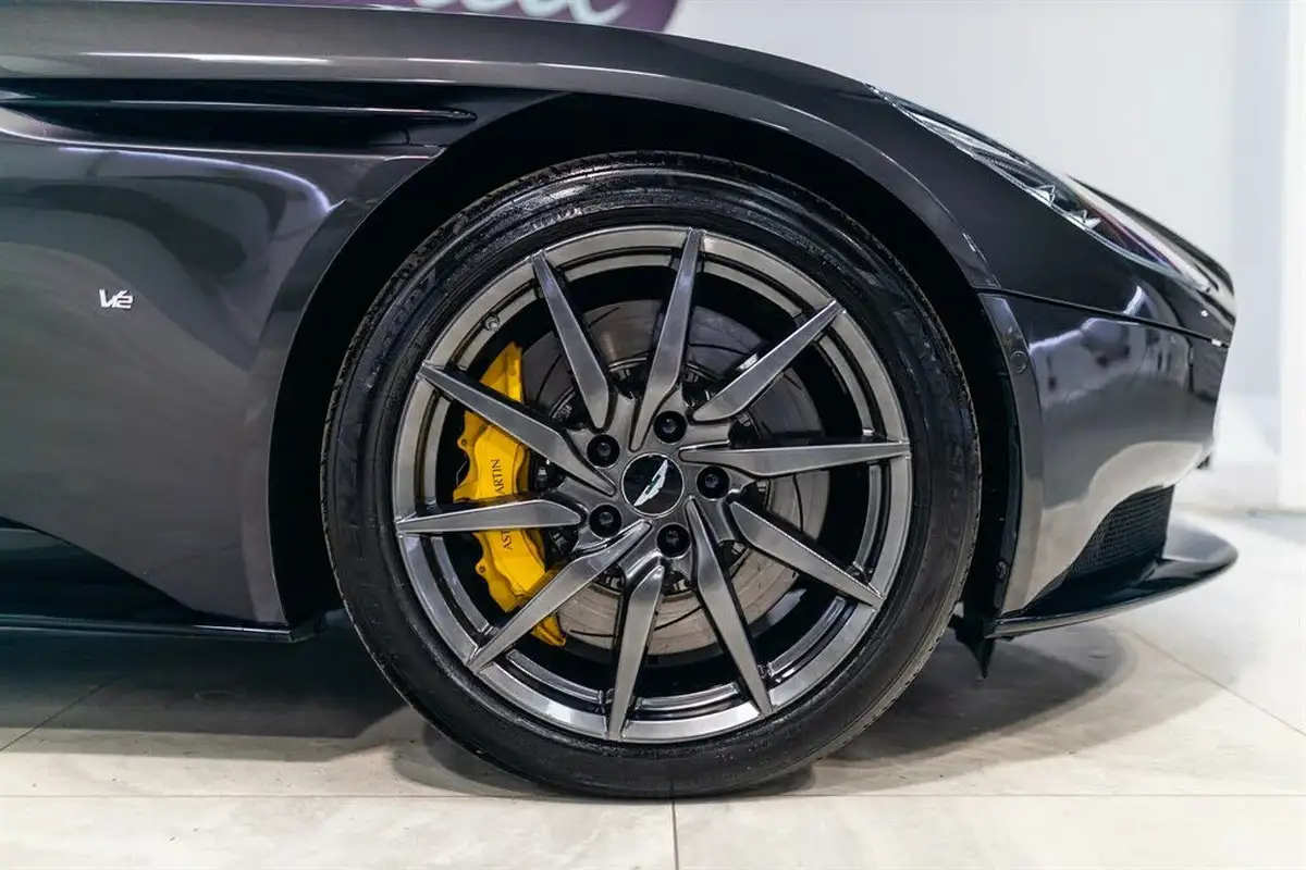 2017-aston-martin-db11-52-v12-big-9
