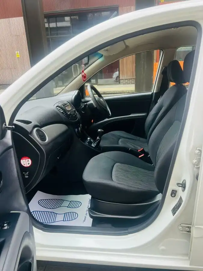 2012-hyundai-i10-12-classic-85bhp-big-7
