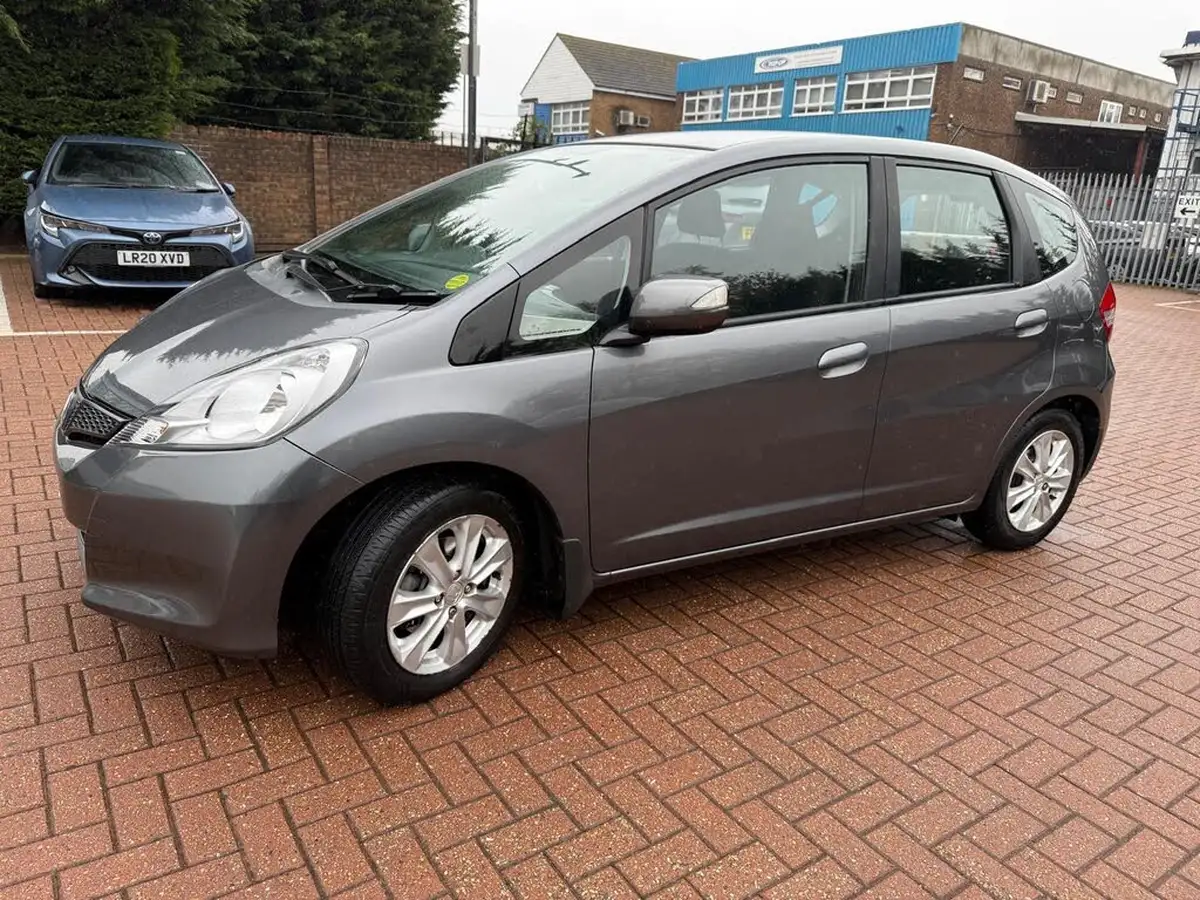 2012-honda-jazz-14-es-cvt-big-24