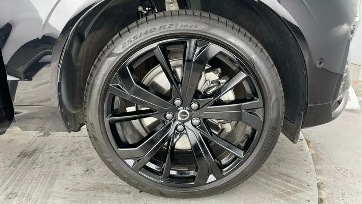 2024-volvo-xc60-20-b5-ultra-black-edition-big-4
