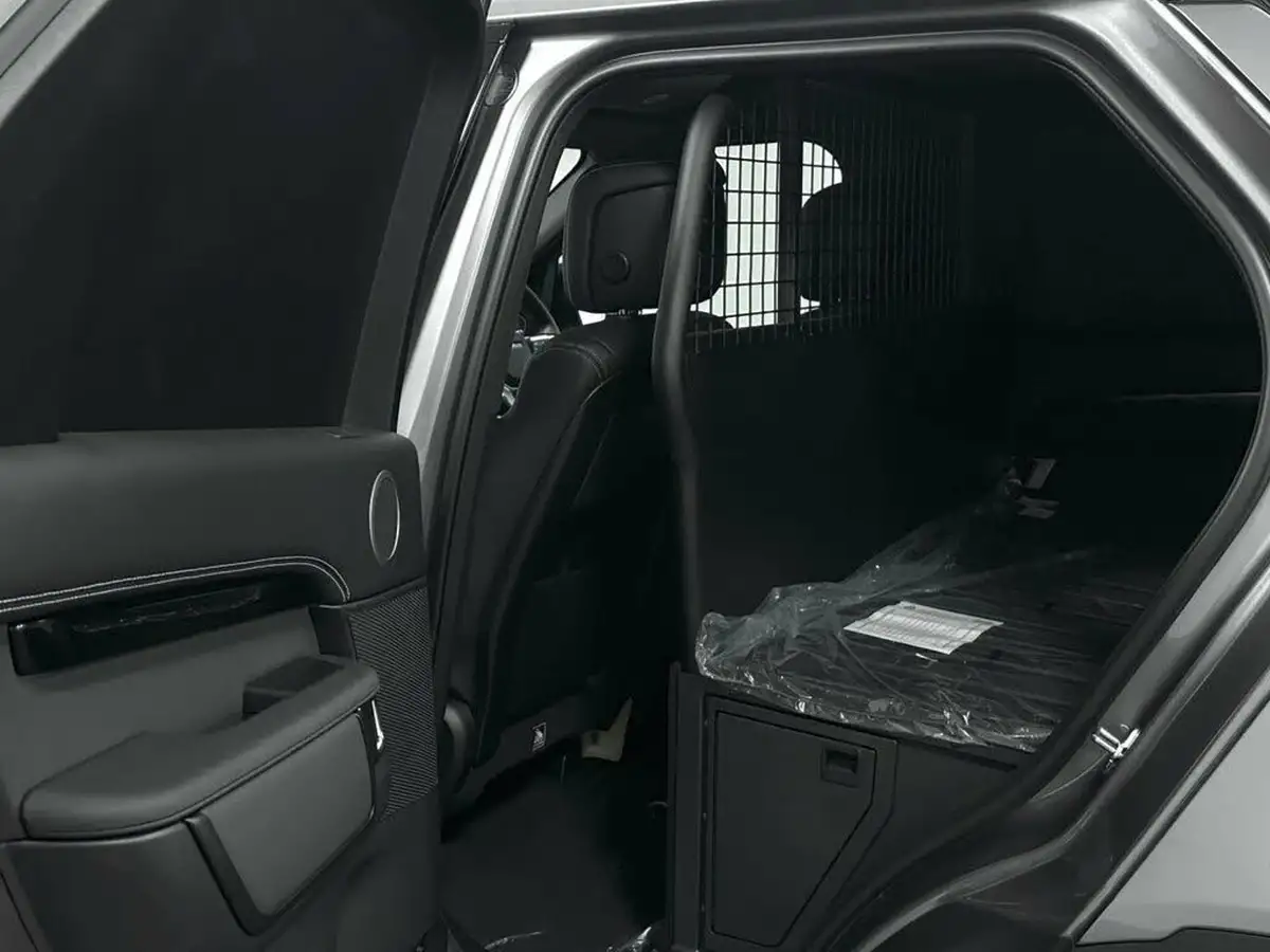 2025-land-rover-discovery-30-d350-commercial-se-big-33