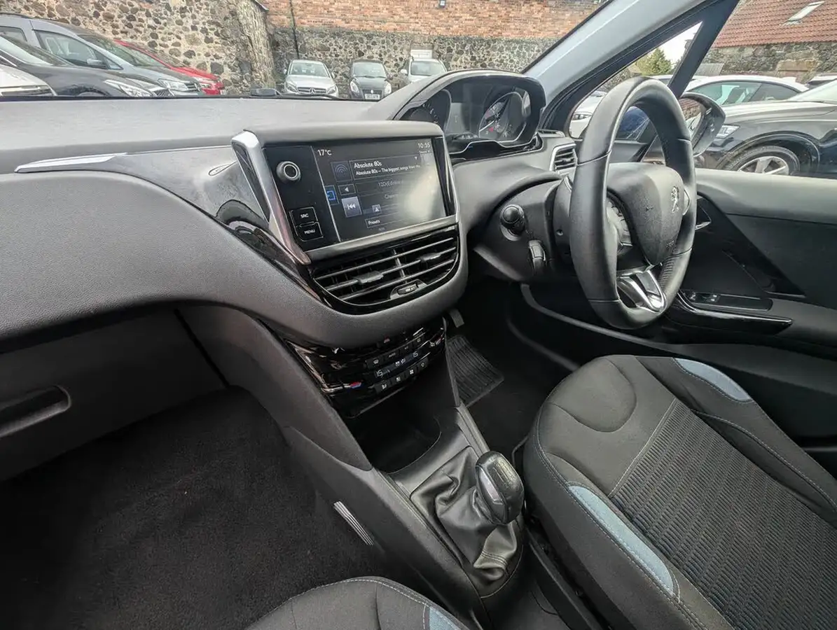 2014-peugeot-208-12-allure-vti-5d-big-10