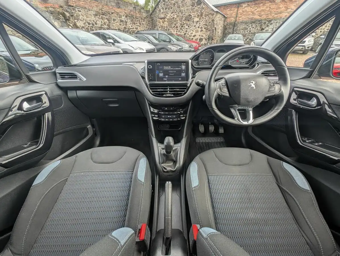 2014-peugeot-208-12-allure-vti-5d-big-6