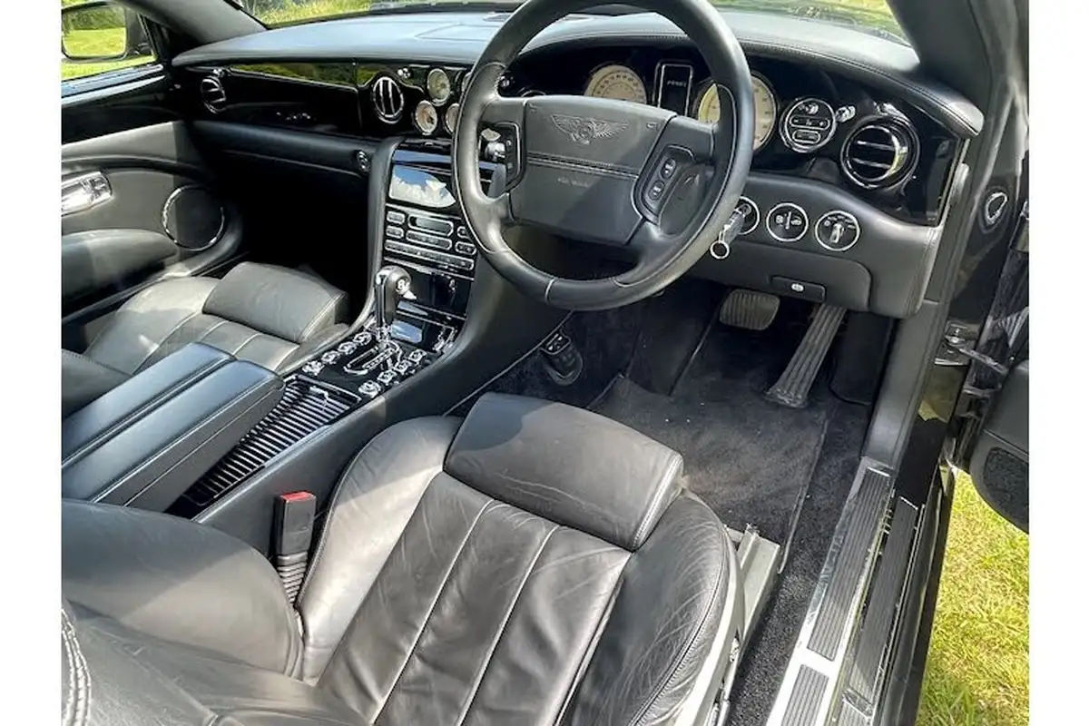 2006-bentley-azure-68-big-15