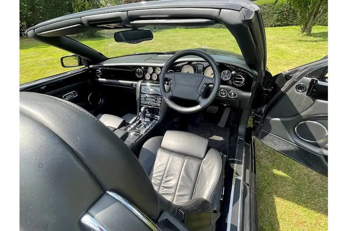 2006-bentley-azure-68-big-39
