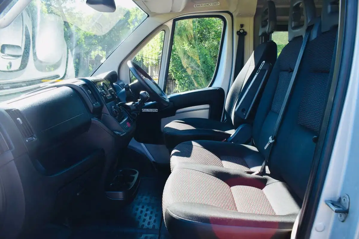 2017-peugeot-boxer-20-bluehdi-440-l4-h2-window-big-14