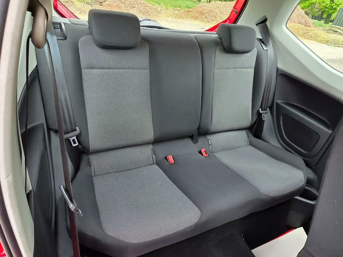 2014-volkswagen-up-10-move-up-59bhp-3d-big-13