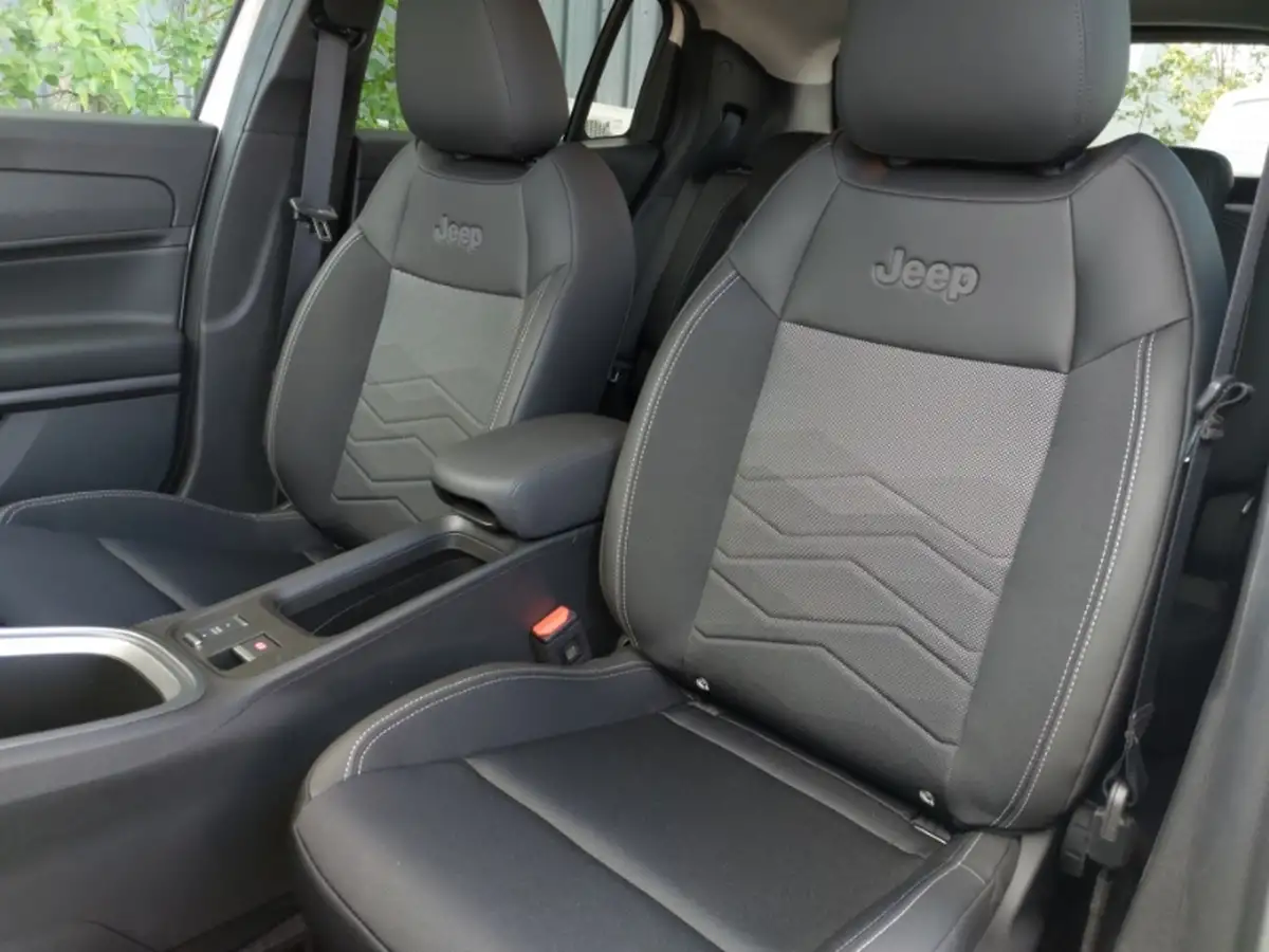 2025-jeep-avenger-12-gse-summit-big-14
