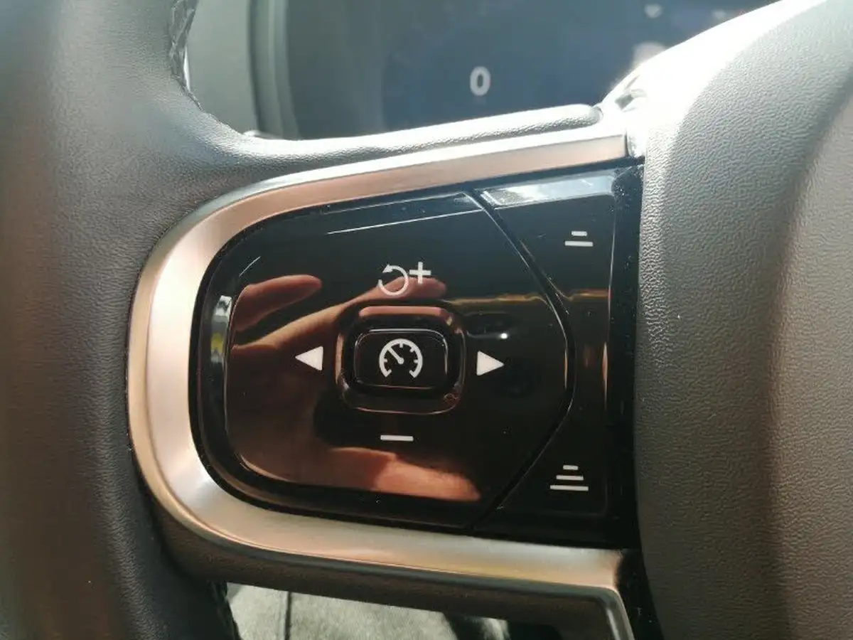 2022-volvo-xc90-20-b5-core-big-12