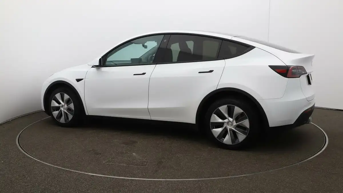 2022-tesla-model-y-e-long-range-big-46