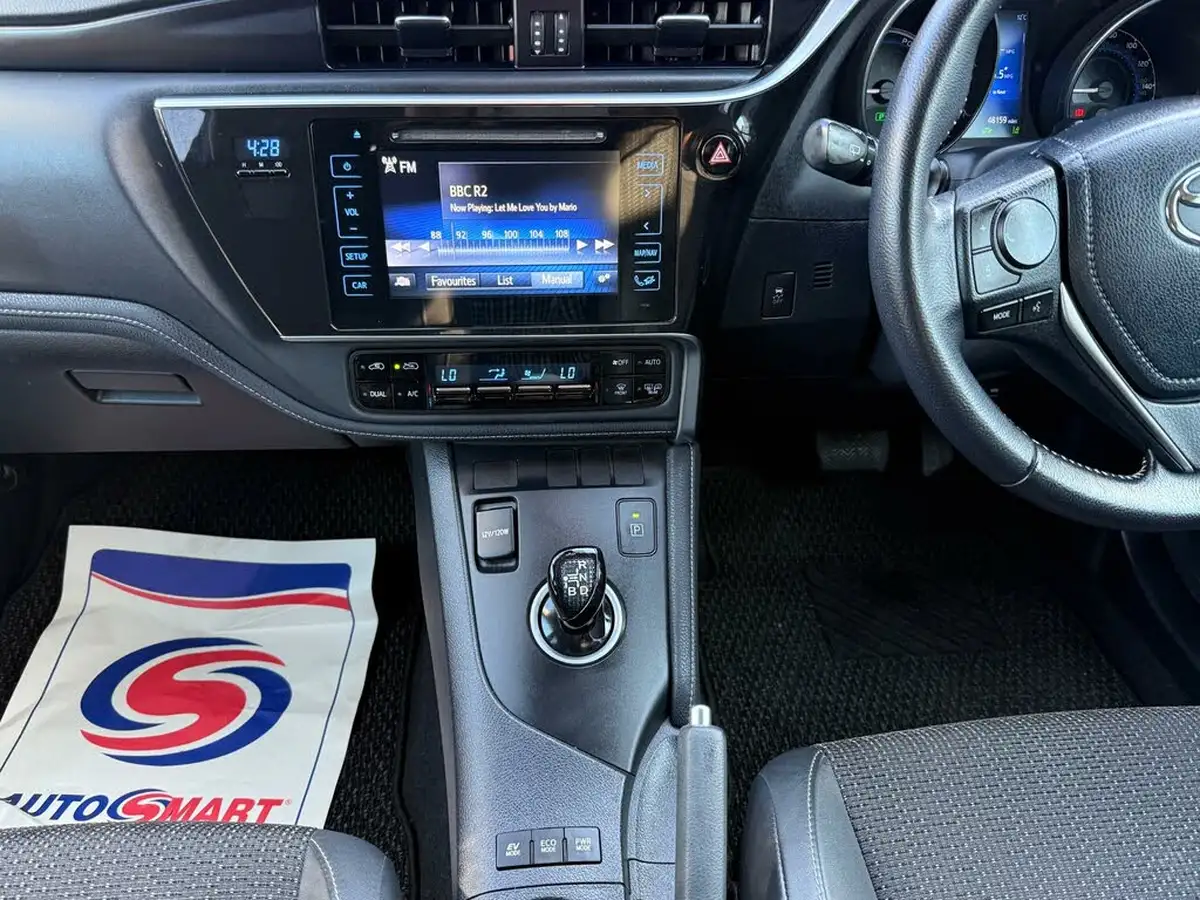 2016-toyota-auris-big-26