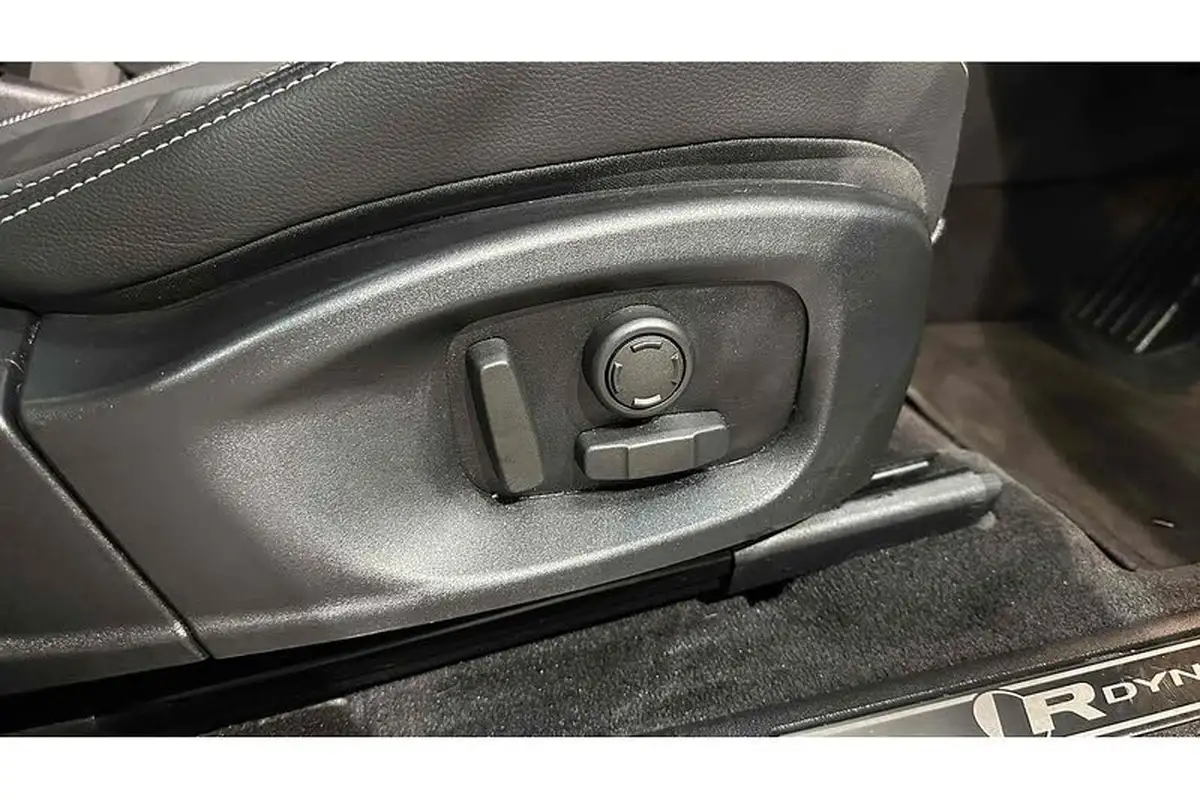 2023-jaguar-e-pace-15-p300e-r-dynamic-black-big-37
