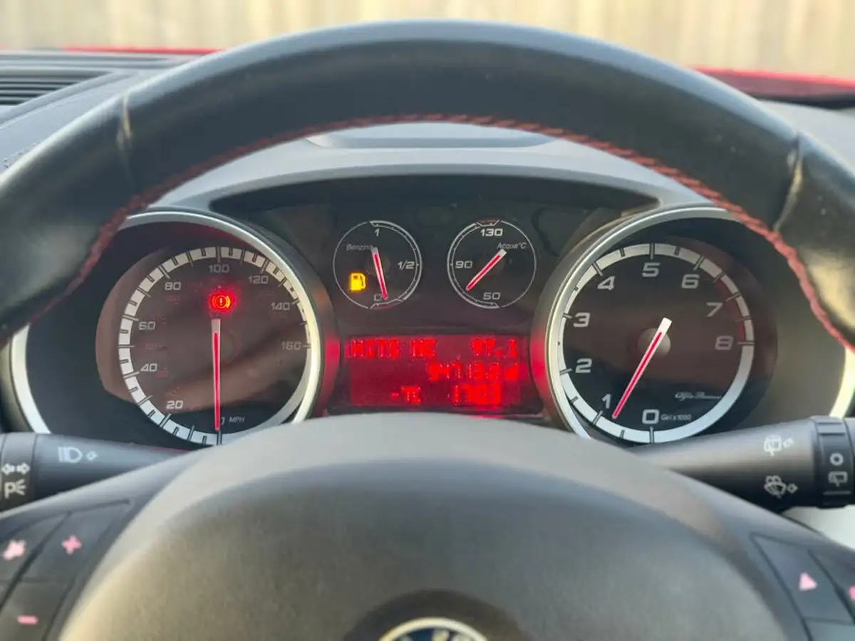 2013-alfa-romeo-giulietta-14-collezione-120bhp-big-39
