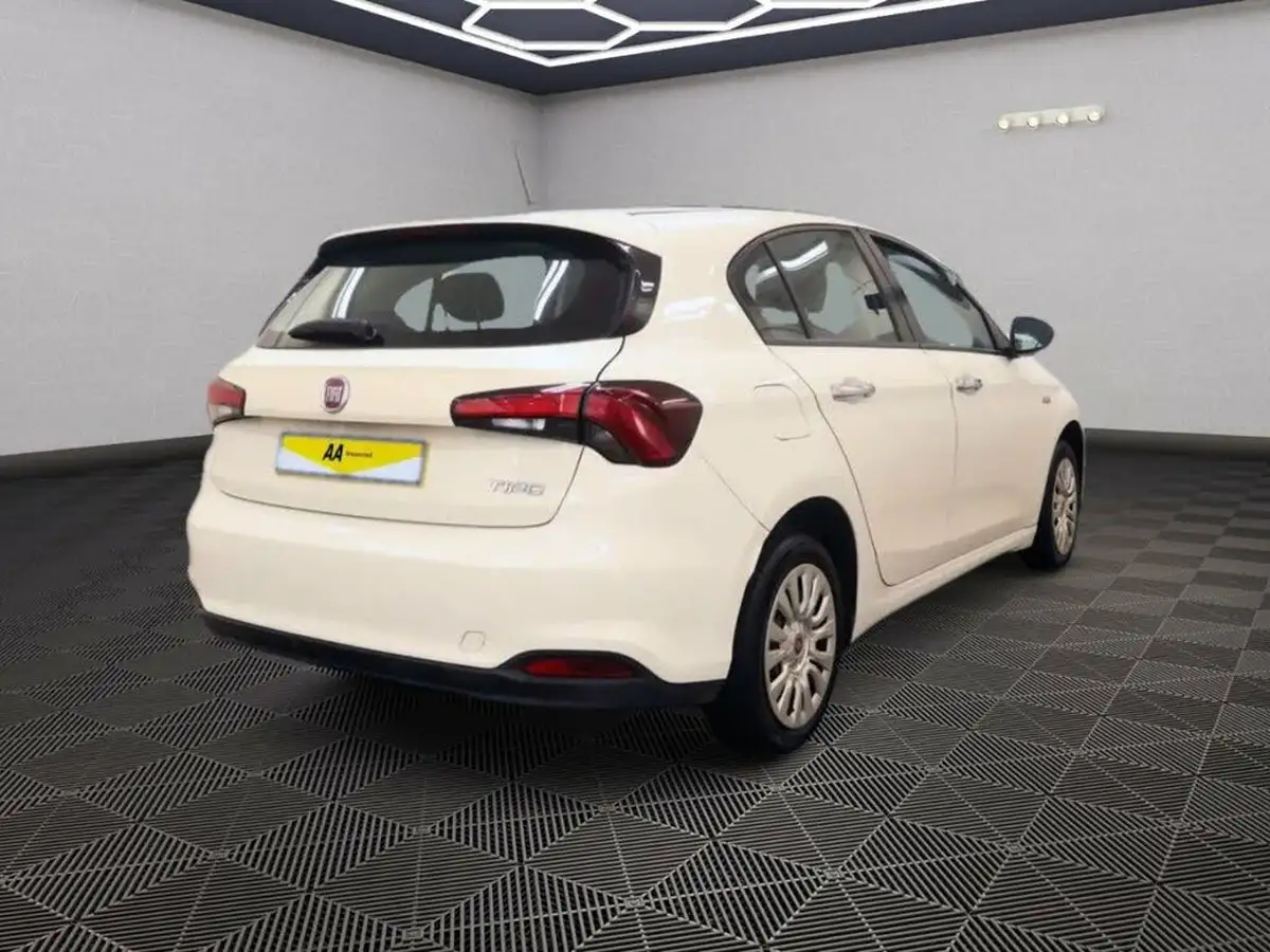 2017-fiat-tipo-14-easy-hatchback-big-3