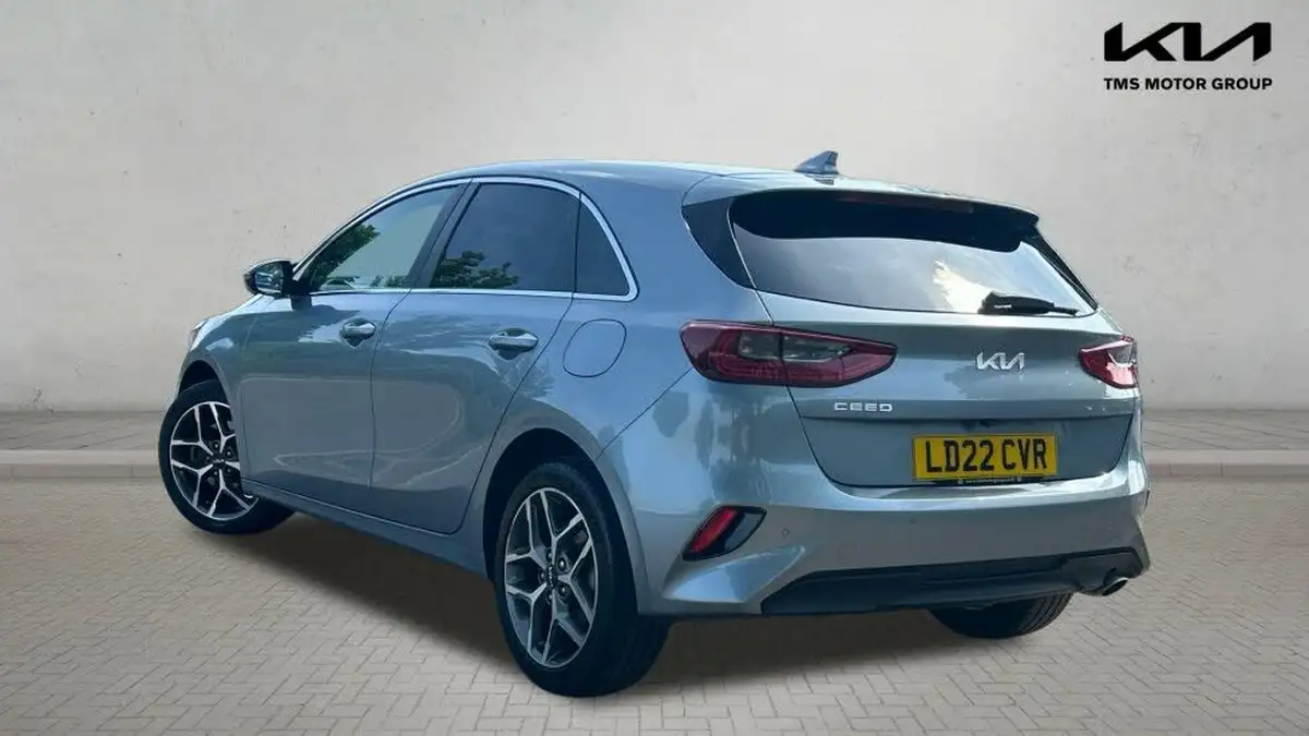 2022-kia-ceed-15-t-gdi-3-hatchback-big-1