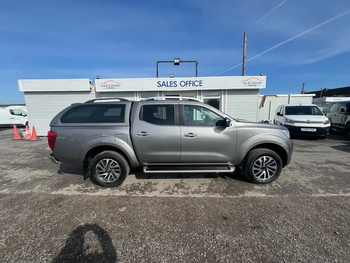 2017-nissan-navara-23dci-tekna-auto-big-4