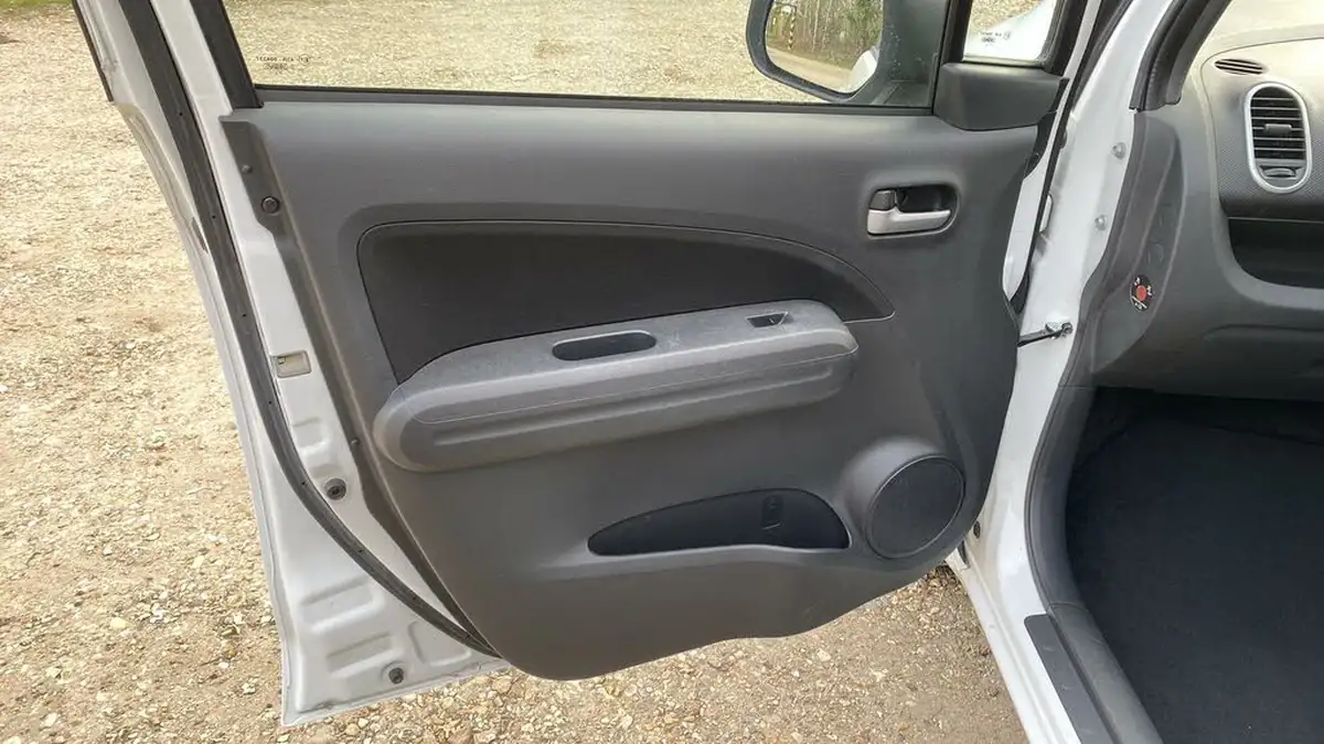 2012-suzuki-splash-10-sz2-big-22