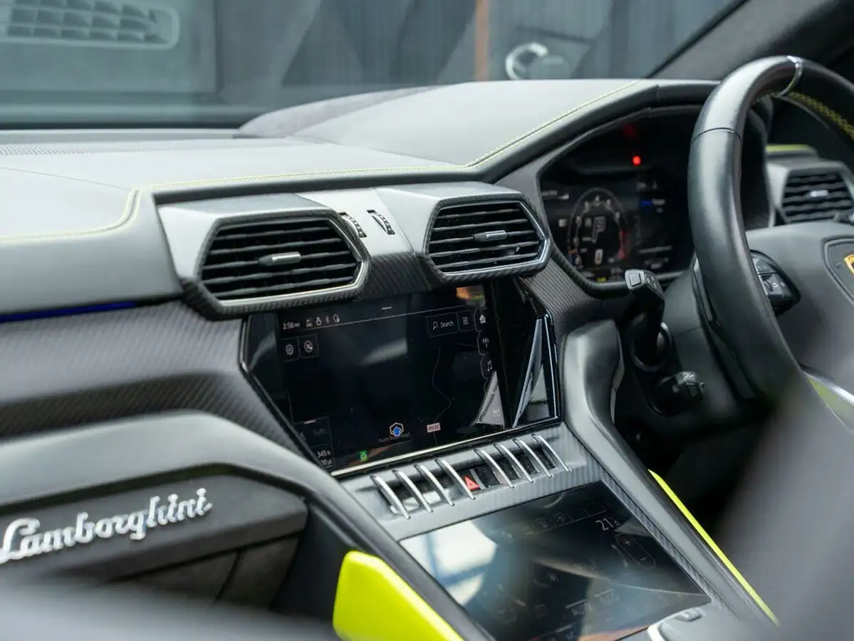 2022-lamborghini-urus-40-no-trim-big-64
