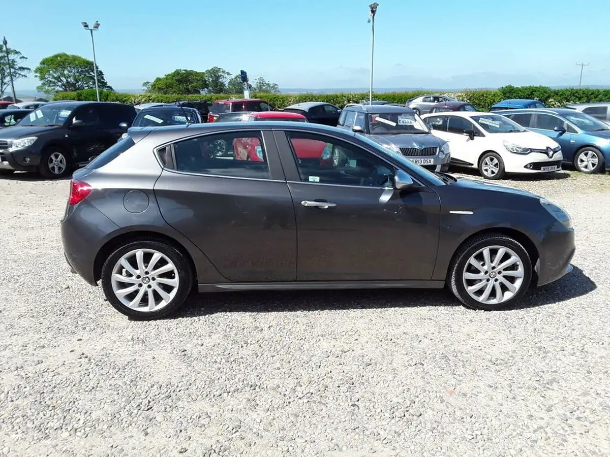 2011-alfa-romeo-giulietta-20td-veloce-170bhp-big-7