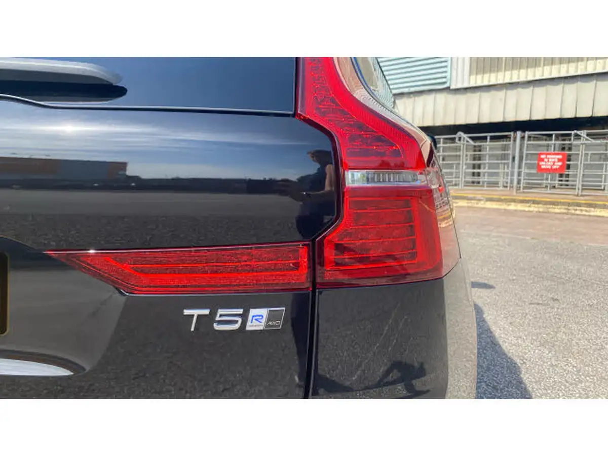 2019-volvo-xc60-20-t5-r-design-awd-big-37