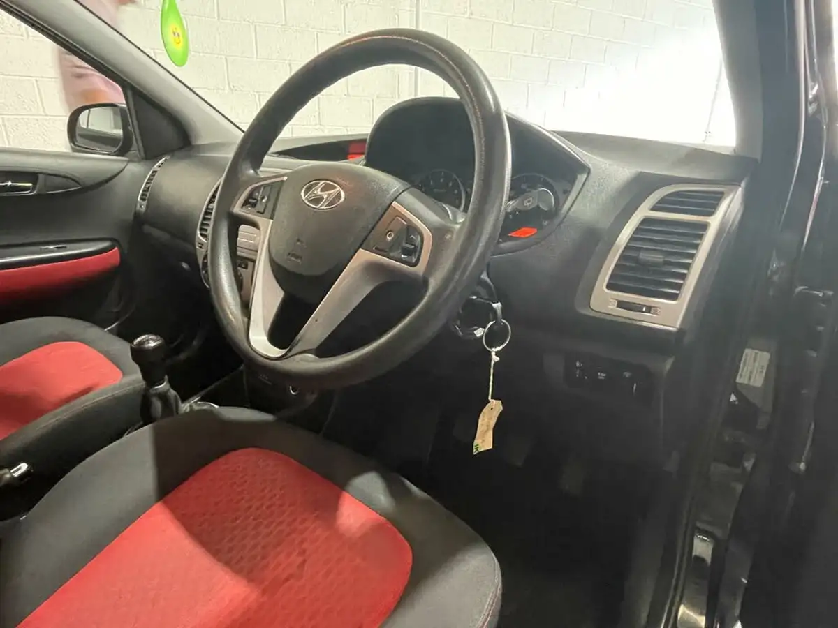 2010-hyundai-i20-12-comfort-5d-big-26