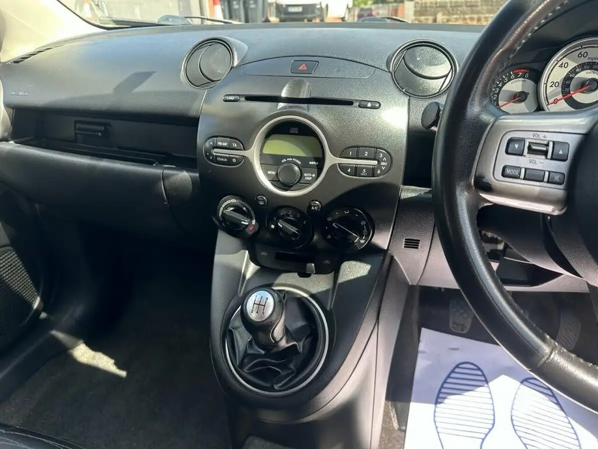 2010-mazda-mazda2-13-tamura-5d-big-20