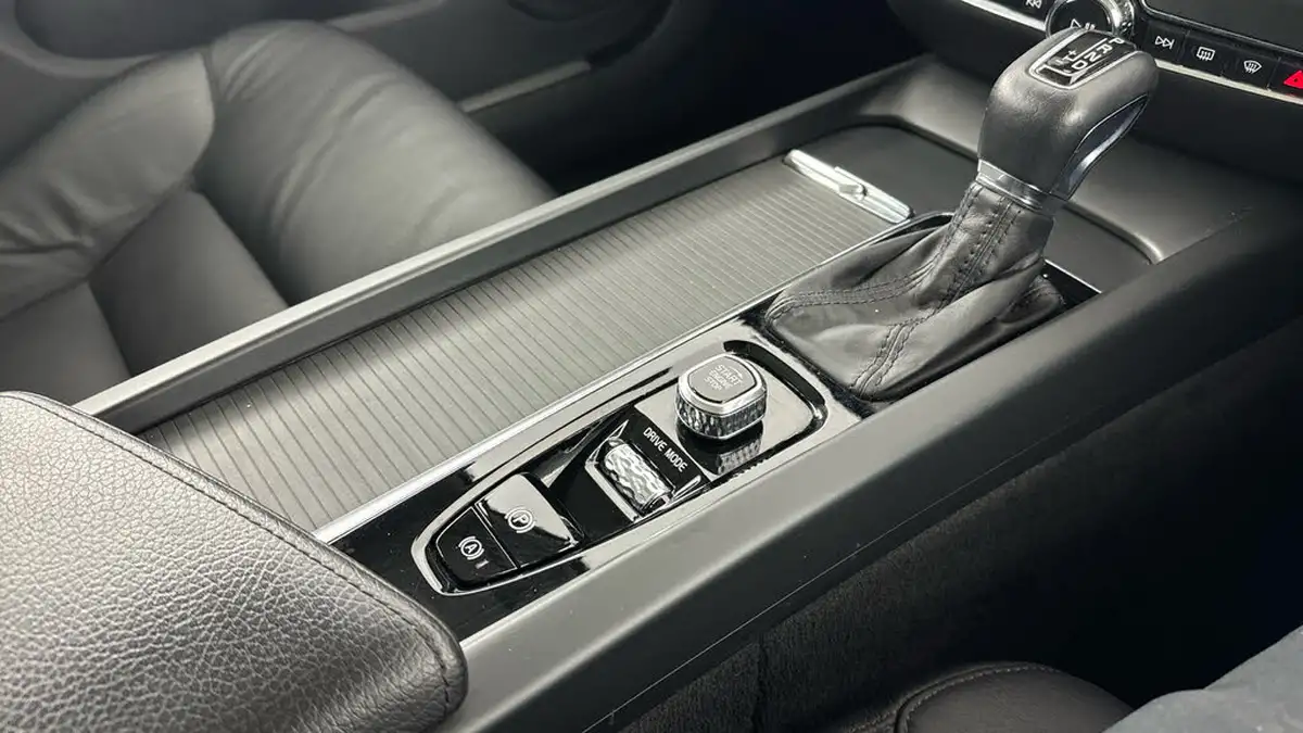 2020-volvo-v60-20-t4-momentum-plus-big-18