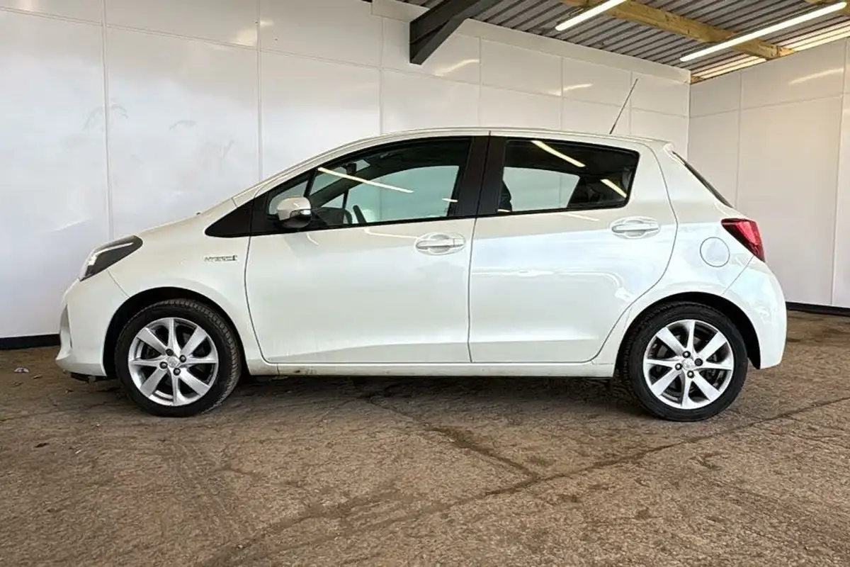 2014-toyota-yaris-15-vvt-i-excel-hybrid-big-5