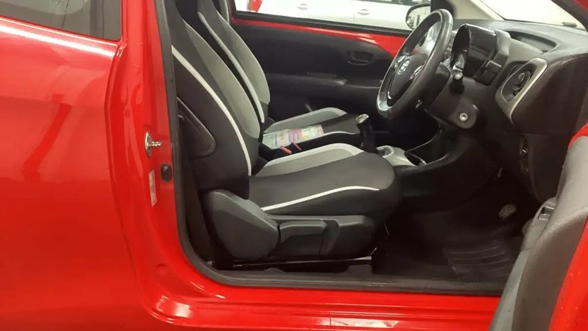 2015-toyota-aygo-10-vvt-i-x-play-3d-big-9