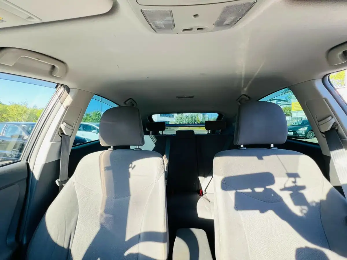 2010-toyota-prius-big-24