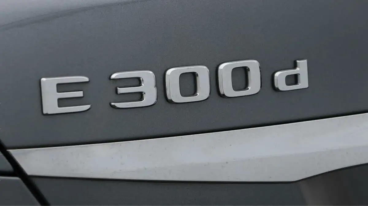 2020-mercedes-benz-e-class-20d-e300d-amg-line-edition-premium-plus-saloon-4d-big-23