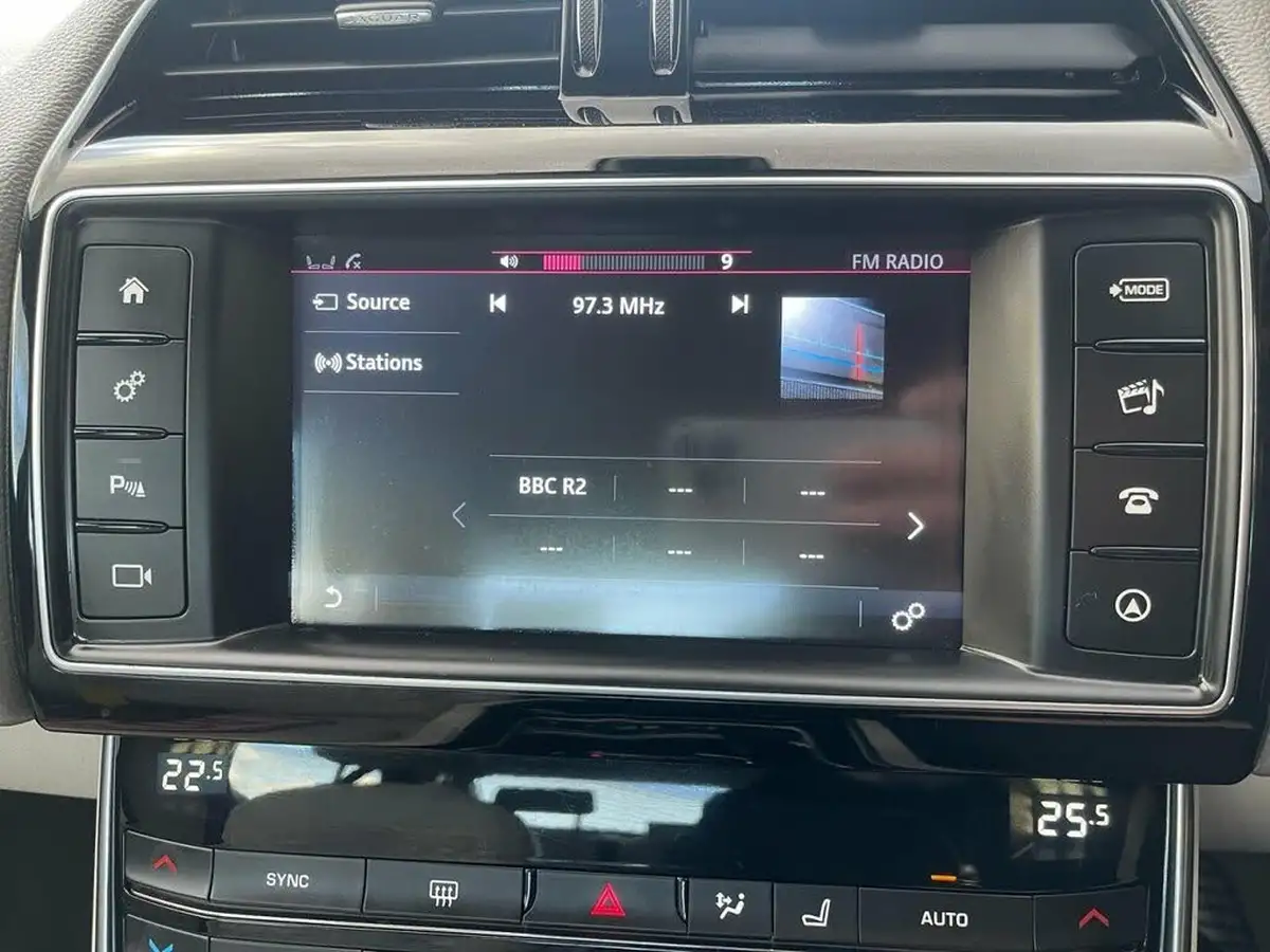 2015-jaguar-xe-20-prestige-big-7