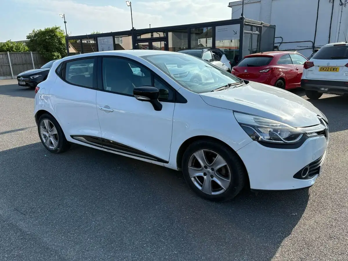 2015-renault-clio-12-dynamique-nav-big-0