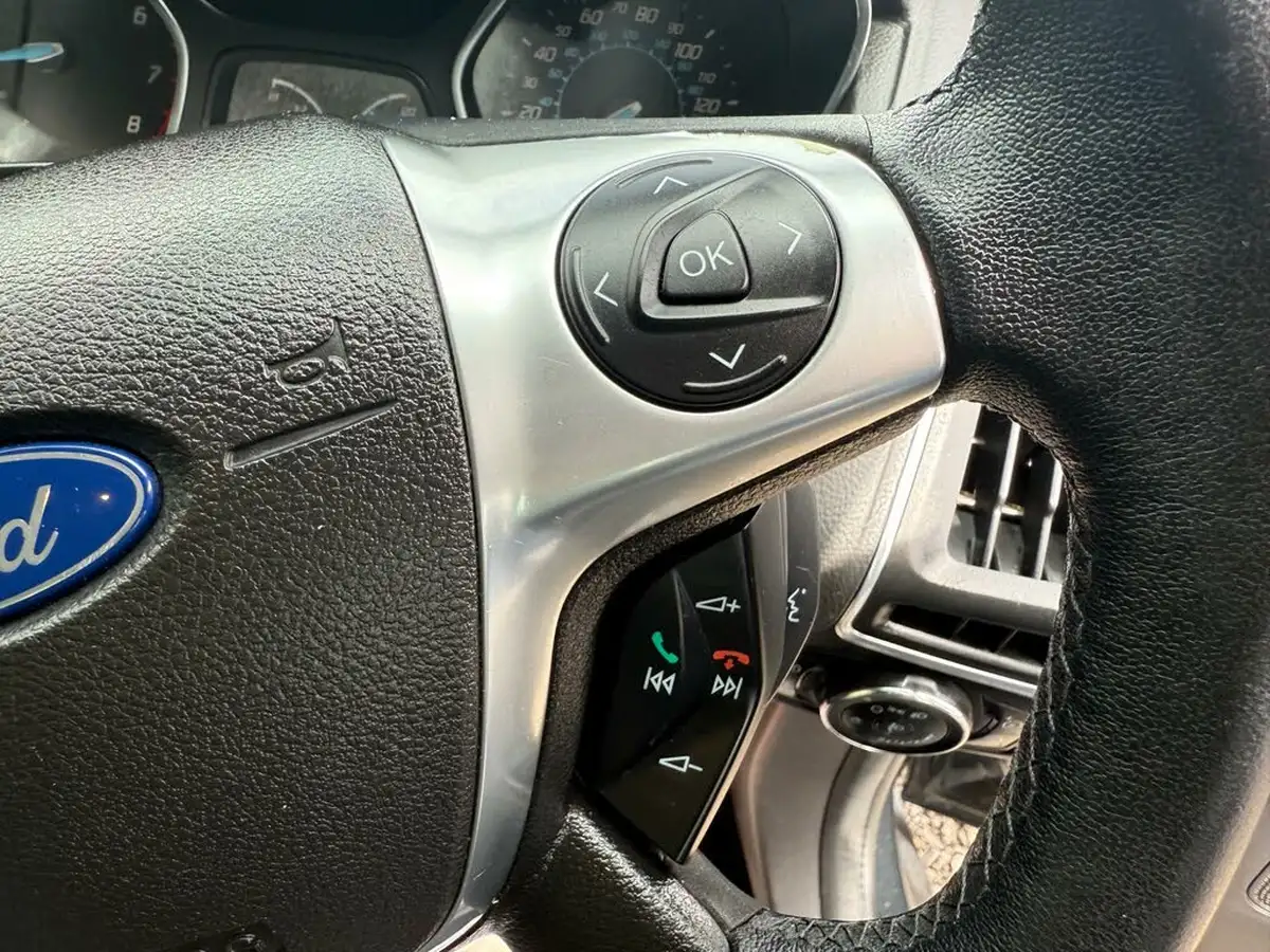 2012-ford-focus-16-zetec-ti-vct-125ps-hatchback-big-12