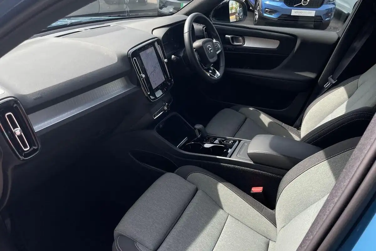 2022-volvo-xc40-20-b3-plus-big-25