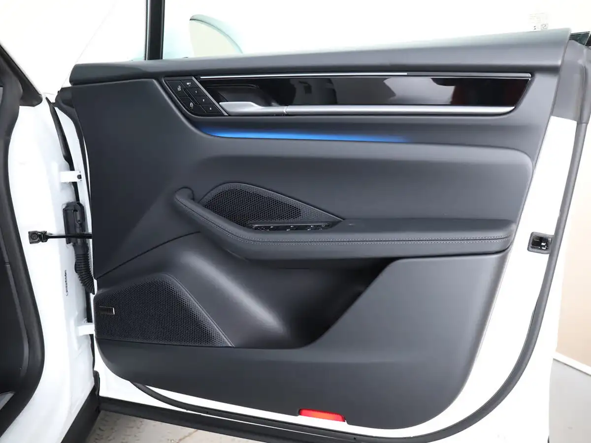 2025-porsche-macan-e-4s-electric-big-38