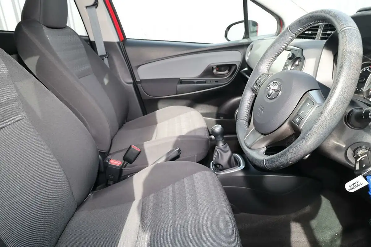 2016-toyota-yaris-10-vvt-i-icon-5d-big-10