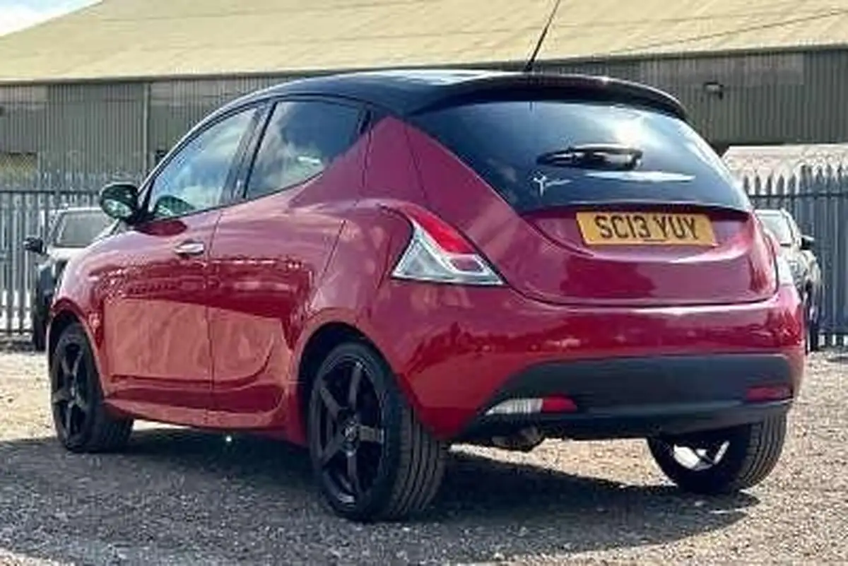 2013-chrysler-ypsilon-12-blackred-big-1
